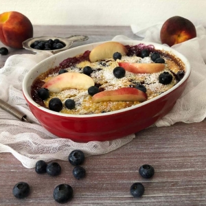 Clafoutis s borovnicama i breskvama