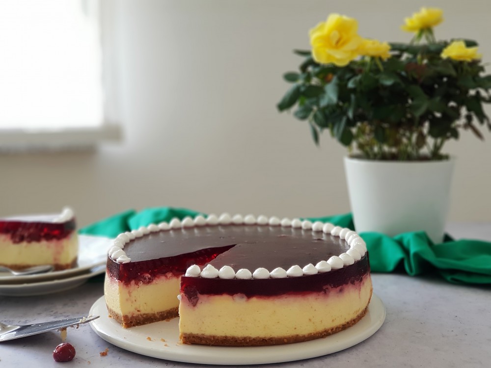 Krem torta s višnjama