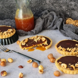 ČOKOLADNI TART SA LJEŠNJACIMA